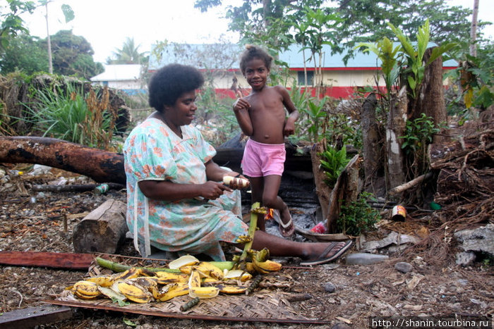 В процессе жарки бананов Остров Эфате, Вануату
