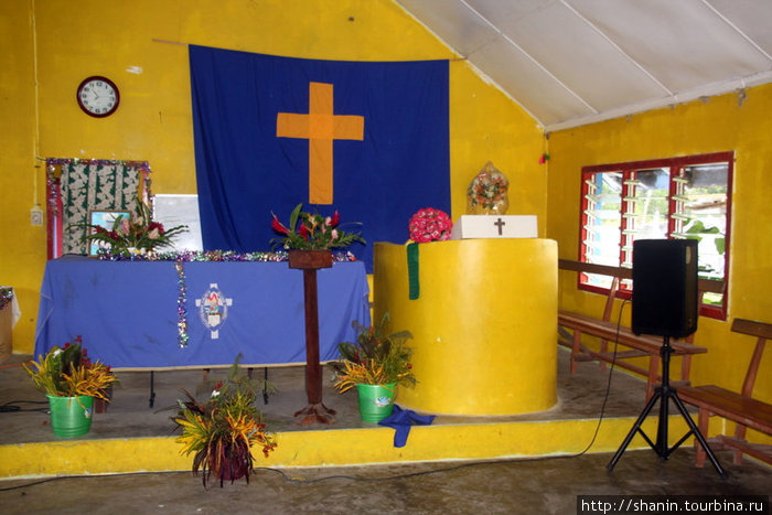 В церкви в деревне Епау Остров Эфате, Вануату