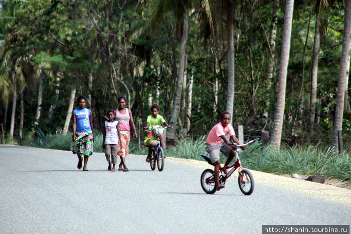 Пешеходы на дороге. На Вануату, по крайней мере на острове Эфате никого не удивляло, что мы решили обойти весь остров пешком. Местные жители и сами так делают. Остров Эфате, Вануату