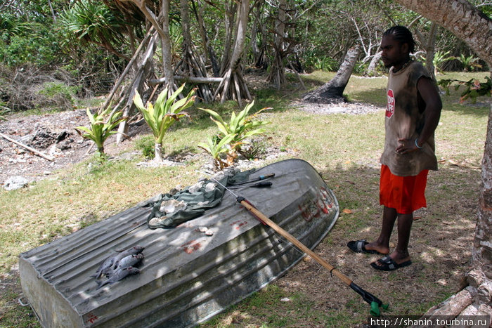 Рыбак с гарпуном и уловом Остров Эфате, Вануату