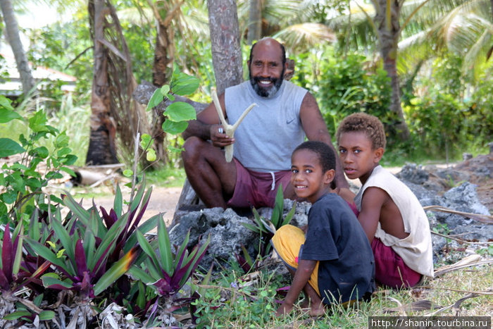 В процессе изготовления рогатки Остров Эфате, Вануату