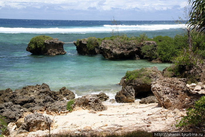 Песок и застывшая лава на берегу моря Остров Эфате, Вануату