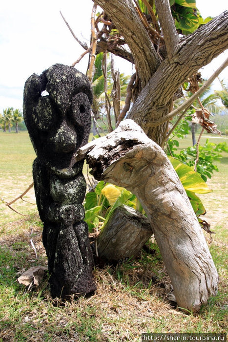 Идол под деревом Остров Эфате, Вануату