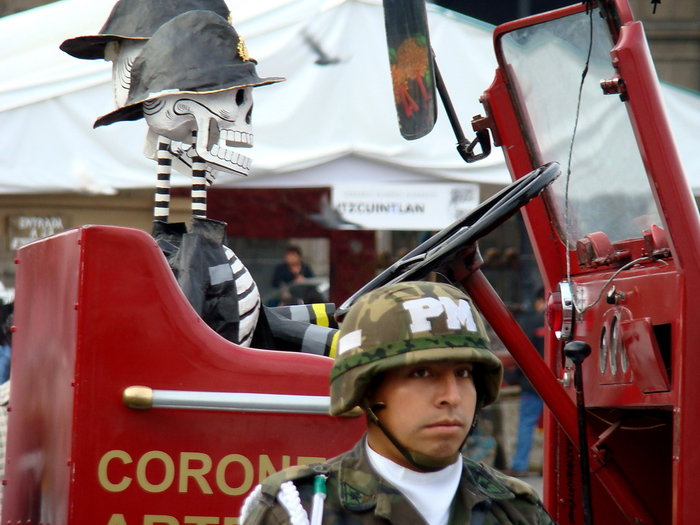 солдат стоит и думает уж лучше с флагом каждый день мучиться в тылу, чем на передовой как те двое :) Мехико, Мексика