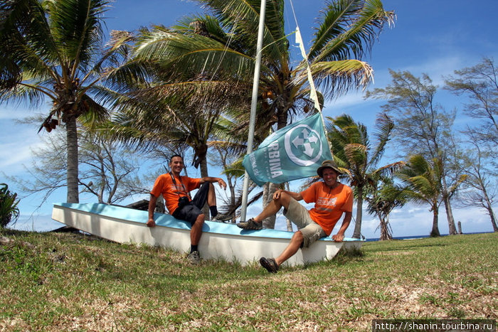 Яхта с флагом Турбины Остров Эфате, Вануату