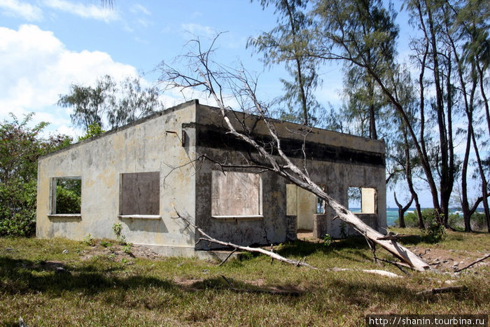 Одно из зданий заброшенной французской школы Остров Эфате, Вануату