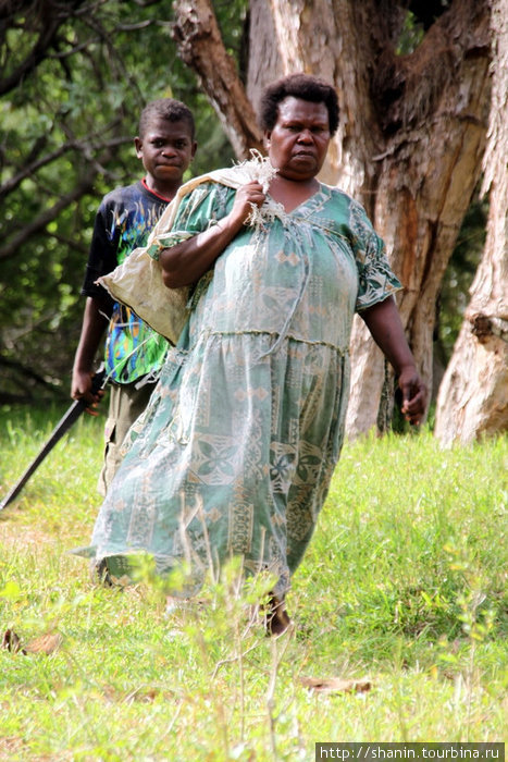 Серьезная женщина с ребенком Остров Эфате, Вануату