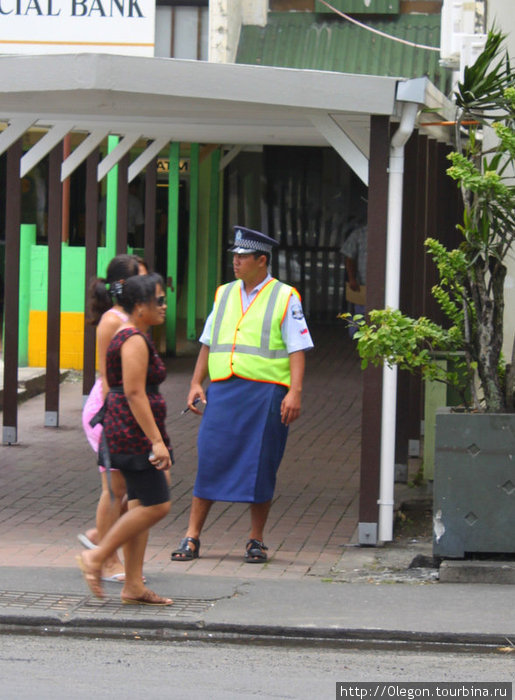 Один милициоенер и две девушки Самоа