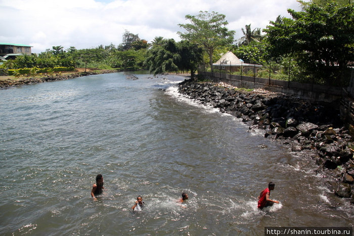 Дети купаются в реке Апиа, Самоа
