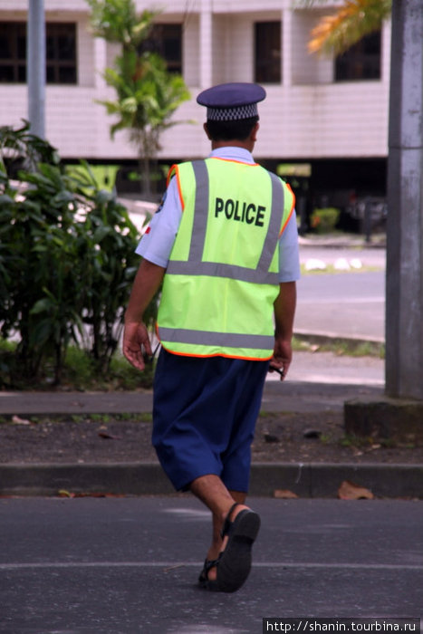 Полицейский в юбке Апиа, Самоа