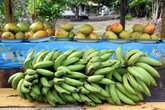 Манго и бананы в придорожном киоске