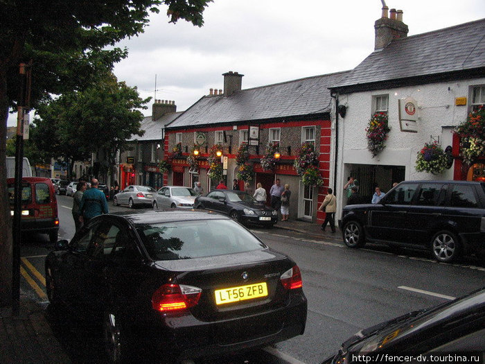 Главная улочка крошечного курортного городка Малахайд, Ирландия