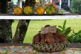 Папайя и кокосы на продажу