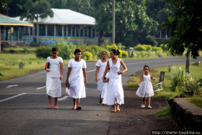 Пешком на воскресную службу в деревенской церкви — все в белом. Остров Савайи, Самоа