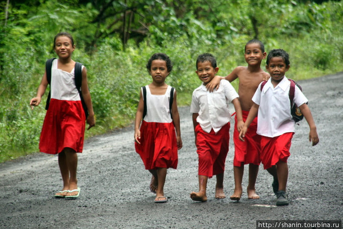 Школьники возвращаются из школы дружной толпой Остров Уполу, Самоа