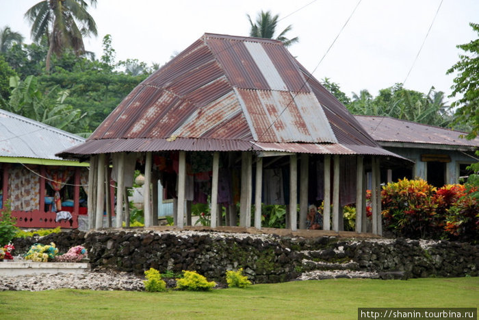 Гостевой дом — традиционной архитектуры. Но крыша уже не соломенная или из тростника, а железная Остров Савайи, Самоа