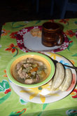 Традиционный самоанский ужин — суп с мясом и бананами