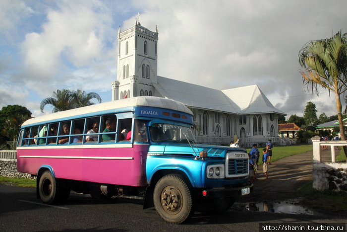 Автобус подбирает пассажиров у церкви Остров Уполу, Самоа