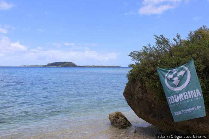 Турбина на фоне острова в виде шляпы Остров Эфате, Вануату