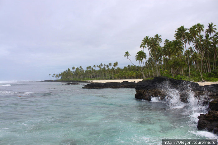 Волны бьют о камни Остров Уполу, Самоа
