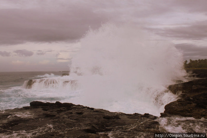 Главное не подскользнуться, иначе можно угодить в океан, а там волны не пощадят... Остров Савайи, Самоа