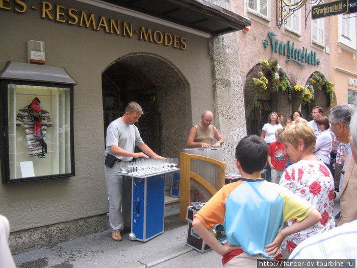 Как и в любом туристическом городе на улицах много артистов Зальцбург, Австрия