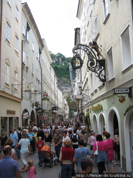 Центральная улочка Зальцбурга слишком узка, чтобы вместить всех туристов Зальцбург, Австрия