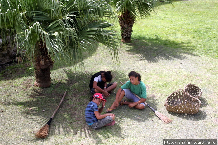 Утомленные жарой и работой Остров Уполу, Самоа