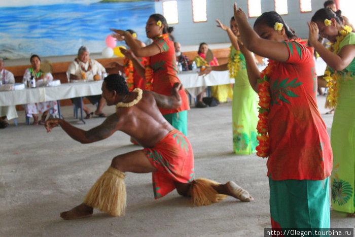 Парень впереди изображает в танце животных и птиц Остров Уполу, Самоа