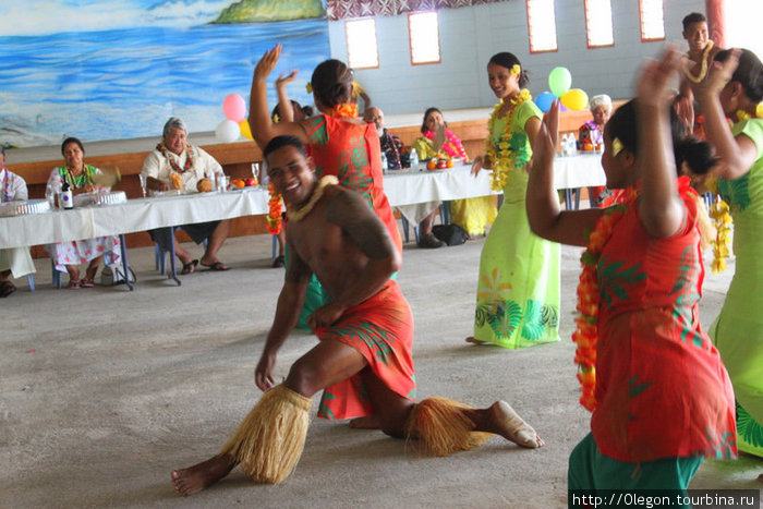 В танце парни и девушки издают громкие возгласы- передают звуки природы Остров Уполу, Самоа