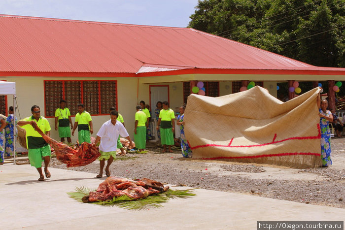 Мясо складывают на листья пальм Остров Уполу, Самоа
