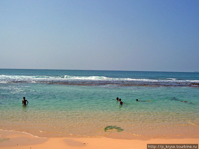 место для купания — волны разбиваются о риф Шри-Ланка