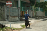 Мьянманец в лонджи