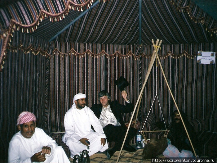 Встреча Востока с Западом в бедуинской палатке. Дубай, ОАЭ