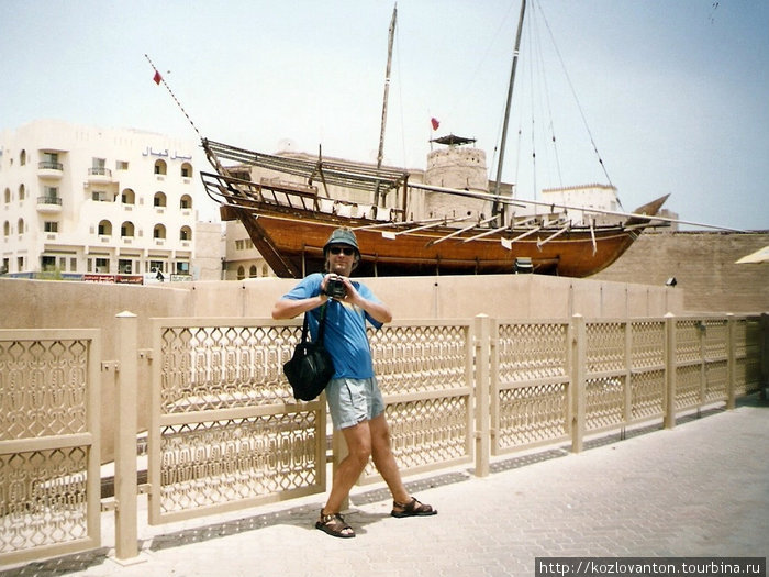 Традиционная арабская лодка ДОУ. Дубай, ОАЭ