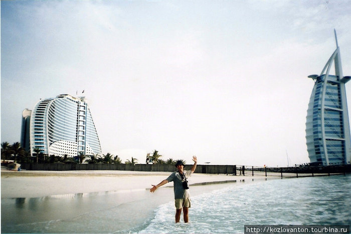 Слева — Волна (Jumeirah Beach Hotel), справа — Парус (Burj-al-Arab), единственный в мире имеющий статус отеля 7 звезд. Дубай, ОАЭ