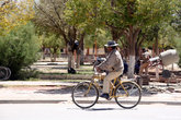 Велосипедист на центральной улице Абра Пампы
