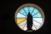 Статуя в круглом окне