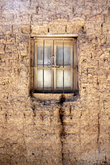 Окно в глинобитной стене