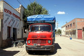 Красный грузовик на улице