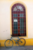 Велосипед у окна