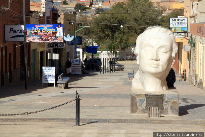 Гигантская голова на пешеходной улице Ла-Киака, Аргентина