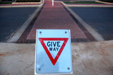 Знак для пешеходов Уступи дорогу