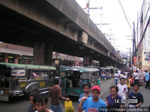 Смешались в кучу машины и люди. Где, спрашивается, тротуар? Манила, Филиппины