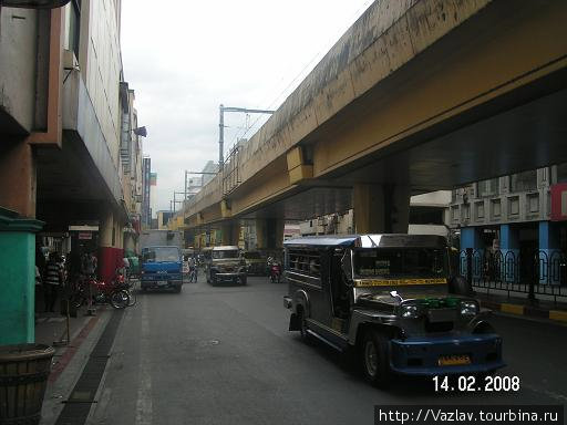Монстры. А сверху проложено надземное метро Манила, Филиппины