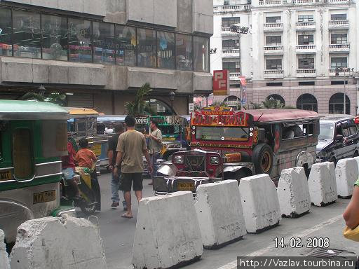Переход улицы особенно опасен Манила, Филиппины