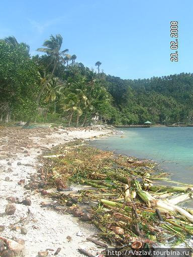 Пляж после шторма Группа островов Лусон, Филиппины