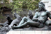 Нептун — статуя на фонтане перед зданием Парламента