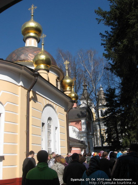 При Баде-Колычеве были устроены малые главы над основным объёмом храма. Москва и Московская область, Россия