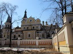 С противоположной храму стороны видны новые строения патриаршей резиденции. Строились здания в период Алексия II и долгое время были в числе долгостроя.